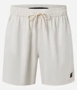 Bermuda masculina de poliéster color blanco, con bolsillos y detalle de etiqueta gomosa en el dobladillo.