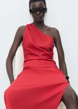 Vestido midi de diseño recto y cuello asimétrico de un solo hombro, color rojo, confeccionado en mezcla de lino y lyocell. Cuenta con detalle de fruncido en el lateral y una abertura lateral en el bajo.