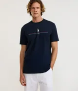 Remera de algodón color azul marino, con cuello redondo, mangas cortas y estampado frontal minimalista que incluye un pequeño barco y lettering.