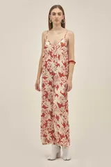 Mono largo de viscosa con estampado floral en tonos terracota y blanco. Presenta tirantes finos, escote en V y bolsillos laterales.