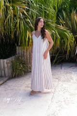 Vestido azul eléctrico de muselina con tirantes finos y escote en V. Corte suelto y largo midi.