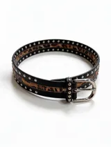 Cinturón ancho de cuero negro con tres filas de tachas plateadas. Presenta una sección central con estampado de leopardo. Hebilla metálica plateada de estilo clásico.