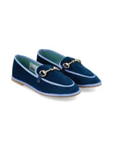 Mocasín de inspiración friulana color azul marino, confeccionado en terciopelo con ribetes en contraste celeste, herraje metálico dorado en el empeine y suela plana.