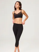 Capri de la línea BodyBliss, confeccionado en tejido seamless con alta elasticidad y suavidad. Presenta un diseño liso con detalle de puntilla en el ruedo, ideal para uso como prenda de descanso o base.