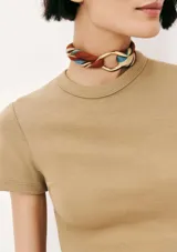 Top de manga corta, color negro, con cuello redondo y tejido acanalado.