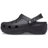 Zueco Crocs modelo Classic Platform, color negro, con suela exterior elevada y contorneada. Presenta orificios de ventilación en la parte delantera y correa trasera ajustable.