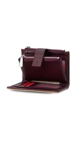 Billetera mediana de diseño compacto en color rosado, con cierre mediante presilla y compartimento adicional con cierre metálico. Presenta el logo de la marca grabado en el frente.