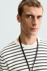 Camiseta negra de punto con cuello redondo, manga corta y corte regular. Tejido de viscosa con acabado en rib.