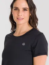 Remera deportiva de manga corta en color negro, con cuello redondo y ajuste cómodo. Presenta un pequeño logo bordado en el pecho y costuras reforzadas, diseñada con tejido técnico transpirable.