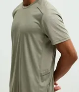 Remera deportiva de corte regular, confeccionada en tejido técnico con tecnología Dry para mayor transpirabilidad. Presenta cuello redondo, mangas cortas y detalles reflectantes y texturizados en los hombros.