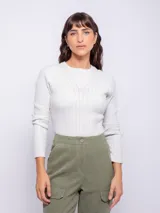 Sweater de punto color gris claro, con cuello redondo y mangas largas. Presenta un diseño de vainillas en el dorso y las mangas.