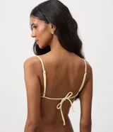 Top de bikini triangular de microfibra texturada con efecto acanalado, breteles finos regulables con cuentas decorativas y detalles con forma de concha.