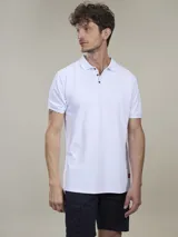 Chomba de piqué negra, de corte clásico, con cuello polo y tapeta de dos botones.