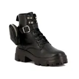 Bota de cuero negra estilo militar con suela track, cordones y hebilla ajustable en el tobillo. Presenta un pequeño bolsillo con cierre en el lateral exterior.