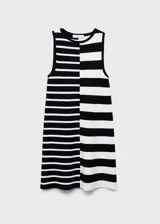 Vestido corto de tejido de punto con diseño entallado, cuello redondo y tirantes anchos. Presenta un estampado de rayas horizontales con una división vertical central que alterna la dirección y el grosor de las rayas.