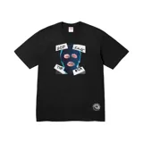 Remera negra de manga corta con estampado gráfico central que muestra una máscara tipo pasamontañas y la frase 'God Save The USA' en recuadros blancos. Presenta un pequeño logo de 'Anarchy' en la parte inferior derecha.