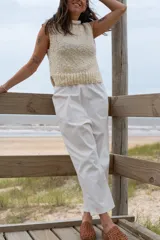 Pantalón de gabardina color blanco, de corte recto y cintura elastizada. Cuenta con bolsillos traseros aplicados.