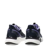 Championes deportivos Umbro modelo Vex, color azul marino con detalles en violeta y blanco. Presentan una capellada de malla transpirable, cierre con cordones y una entresuela blanca con refuerzo estructural oscuro en el talón.