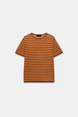 Top de punto de cuello redondo y manga corta, con diseño de rayas horizontales en tonos marrón y naranja.