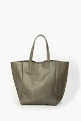 Bolso tipo tote de cuero vacuno en tono gris verdoso, con doble asa de hombro, acabado sin forrar y cierre con broche imán.