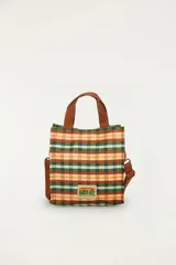 Bolso pequeño de mano con diseño a cuadros multicolor y asas superiores de color marrón. Cuenta con una correa extraíble y un parche frontal con el logo de la marca.