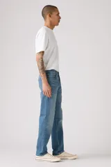 Jeans Levi's 511 Slim Fit color azul claro, con efecto desgastado y corte ajustado.