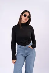 Polera de cuello alto, manga larga, confeccionada en tejido liviano y ajustado al cuerpo.