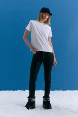 Remera básica de jersey de algodón, con cuello redondo a la base y mangas cortas. Presenta un isologo bordado a tono en el centro del pecho.