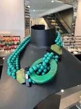 Collar corto de cuentas turquesas con apliques de resina verde, verde claro y negro.