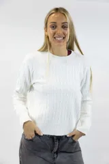 Sweater tejido con diseño de espiga, cuello redondo y mangas largas.