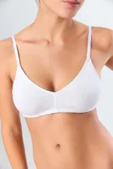 Soutien básico de algodón sin aros, con diseño triangular y breteles finos ajustables.