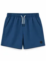 Short de baño azul marino con cintura elástica, cordón ajustable blanco y bolsillos laterales.
