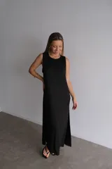 Vestido largo azul marino de manga corta, con cuello redondo y textura acanalada.