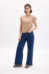 Pantalón jean ancho y elastizado en color azul oscuro, con bolsillos frontales aplicados y costuras pespuntadas en contraste.