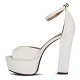 Sandalia de tacón alto con plataforma Via Uno, color blanco, con pulsera al tobillo y tira ancha sobre los dedos.