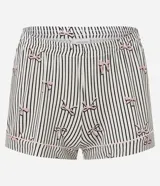 Pijama tipo short doll de viscolycra, compuesto por una camisa de manga corta con cuello solapa y cierre frontal de botones, y un short con cintura elástica. Presenta un estampado de rayas verticales con pequeños moños distribuidos por toda la prenda.