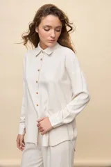 Camisa de calce relajado color celeste, con cuello clásico, botonadura frontal con botones en contraste y manga larga.