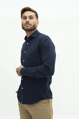 Camisa de manga larga color beige claro, confeccionada en una mezcla de lino y algodón. Presenta un corte semi slim, cuello camisero y un pequeño logo bordado en el pecho.