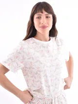 Conjunto de pijama estampado, compuesto por una remera de mangas cortas y un short.