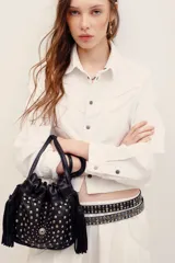 Campera corta de gabardina blanca estilo trucker, con bolsillos frontales con solapa, mangas largas y cierre de botones metálicos.