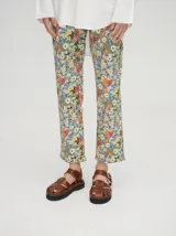 Sandalias de cuero marrón con tiras entrecruzadas, suela de goma negra con pespuntes blancos y hebilla lateral.