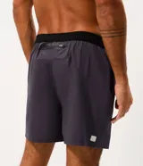 Bermuda masculina Get Over confeccionada en tejido tecnológico de poliéster y elastano, de color gris oscuro, con calce regular, cintura elástica con cordón ajustable y bolsillos laterales.