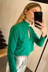 Top verde esmeralda con escote redondo y abertura en la espalda.