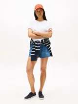 Zapatillas de lona azul oscuro con efecto lavado, corte bajo, cordones negros y suela de goma blanca. Presentan un pequeño logo esmaltado de Tommy Hilfiger en el lateral exterior.