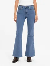 Jean de denim azul de corte flare, con tiro medio, diseño de botamanga acampanada y sutil estampado texturizado en toda la prenda.