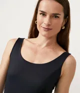 Blusa musculosa color gris claro, con escote en U y breteles anchos. Confeccionada en poliamida y poliéster.