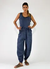 Pantalon de lino color azul, de corte holgado estilo sarouel con bolsillos laterales y cintura elastizada.