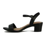 Sandalia de mujer color blanco, con taco ancho y bajo, tira ancha en la parte delantera del pie y tira fina ajustable con hebilla en el tobillo.