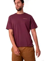 Remera de manga corta y cuello redondo color bordó, con logo estampado en el pecho y etiqueta de marca en el dobladillo.