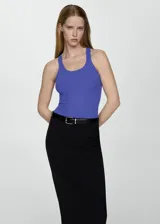 Top de punto acanalado en color azul, con cuello redondo y diseño sin mangas de corte entallado.